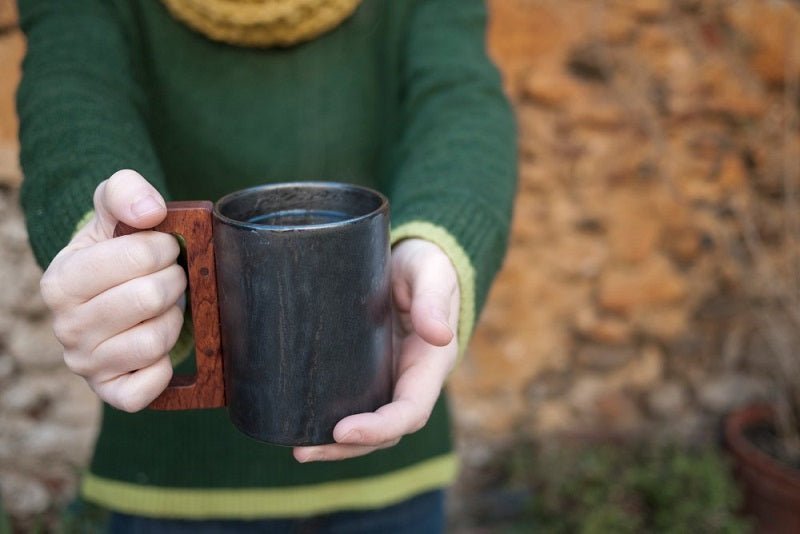 Mug cerámica con asa madera - Olokuti