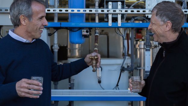 Bill Gates bebe de una máquina que transforma excrementos en agua fresca (Vídeo) - Olokuti