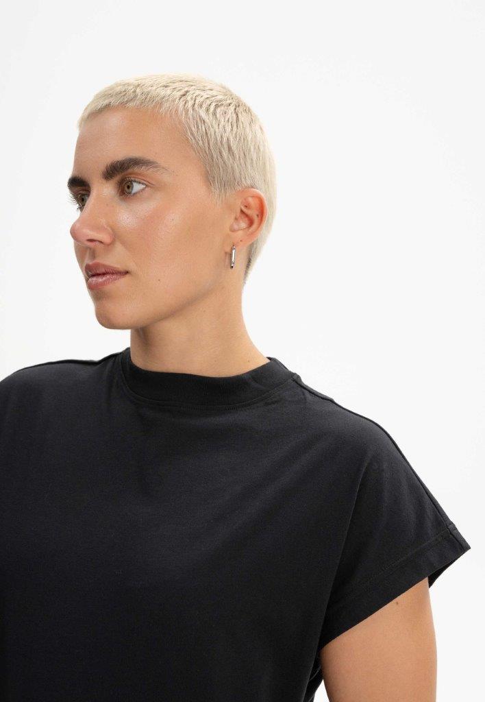 Camiseta MADHU Negro - Olokuti