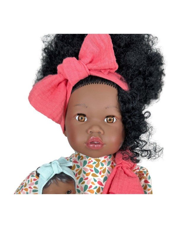 Muñeca Alika Pelo rizado con Bebé 40 cm. - 3780 - Olokuti