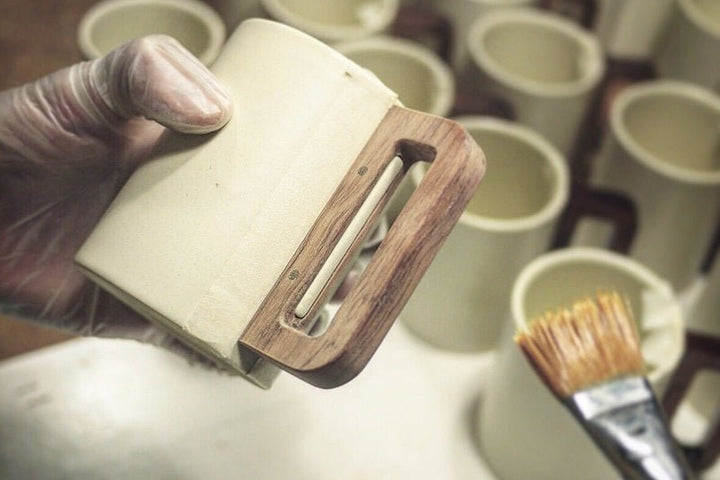 Mug cerámica blanco con asa madera - Olokuti