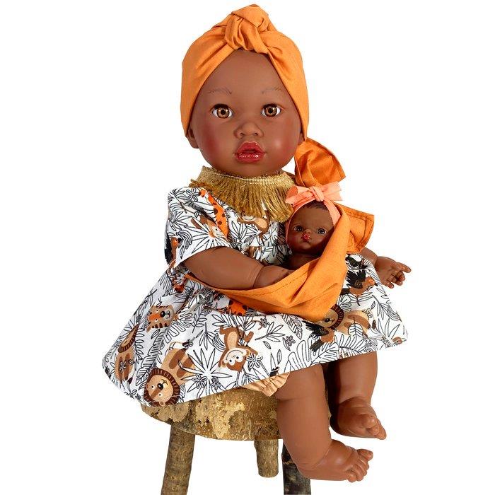 Muñeca Alika con bebé mochila amarilla 1330 - Olokuti