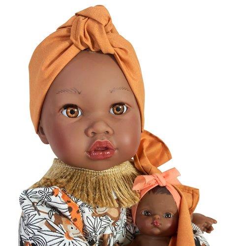 Muñeca Alika con bebé mochila amarilla 1330 - Olokuti