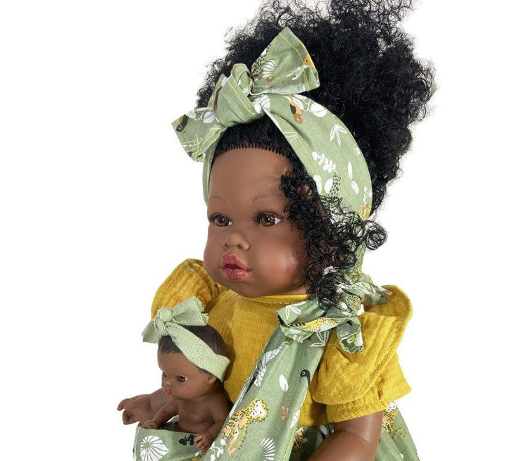 Muñeca Maria con pelo rizado y bebé mochila - Olokuti